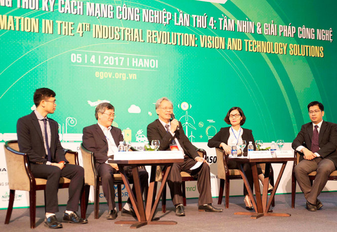 Các đại biểu trao đổi, thảo luận về những thách thức của Việt Nam trước cuộc cách mạng công nghiệp lần thứ 4 tại hội thảo