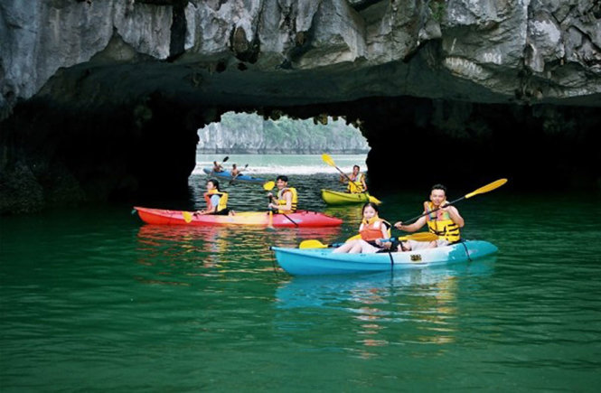 Du khách chèo thuyền kayak trên vịnh Hạ Long - Baoquangninh