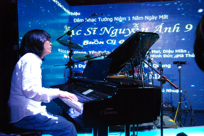 Nguyễn Quang đánh dương cầm bài Cô đơn - một sáng tác nổi tiếng của cố nhạc sĩ Nguyễn Ánh 9 trong buổi họp báo để tưởng nhớ cha - Ảnh BTC
