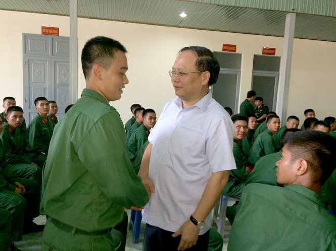 Phó Bí thư Thường trực Thành uỷ TP.HCM Tất Thành Cang thăm hỏi
chiến sĩ mới - Ảnh: MINH PHƯỢNG