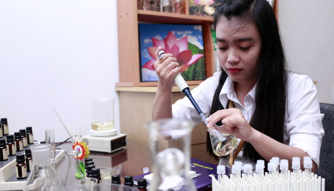 Chị Đoàn Ngọc Minh Thùy (tốt nghiệp ĐH Khoa học Tự nhiên) nghiên cứu phát triển các dòng tinh dầu, xà bông từ phụ phẩm nông nghiệp (quýt, tràm, sen, bưởi) ở Đồng Tháp