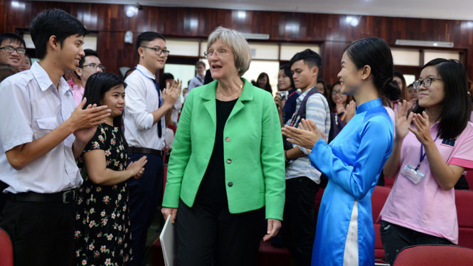 Sinh viên trường ĐH KHXH&NV TP.HCM chào đón giáo sư Drew Gilpin Faust, Hiệu trưởng trường đại học Harvard tới nói chuyện tại trường - Ảnh: THUẬN THẮNG