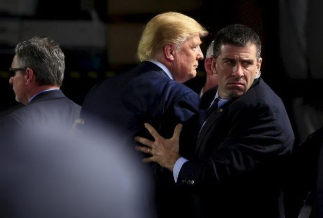 Mật vụ Mỹ bảo vệ ông Trump (giữa) trong một sự cố khi ông phát biểu tại sân bay quốc tế Dayton - Ảnh: Reuters