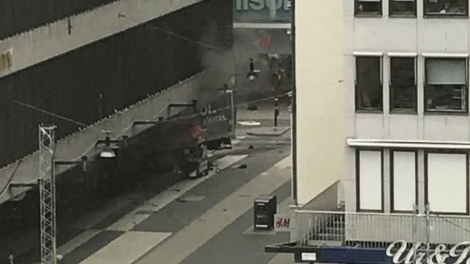 Ảnh chụp phần đuôi của chiếc xe tải đâm vào một cửa hàng ven đường - Ảnh: AFP