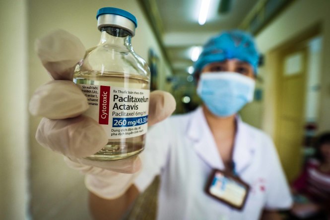 Cùng hoạt chất paclitaxel dùng trị ung thư, nhưng giữa biệt dược và thuốc phiên bản (generic) có nhiều mức giá khác nhau, chênh nhau đến hai lần - Ảnh: NGUYỄN KHÁNH