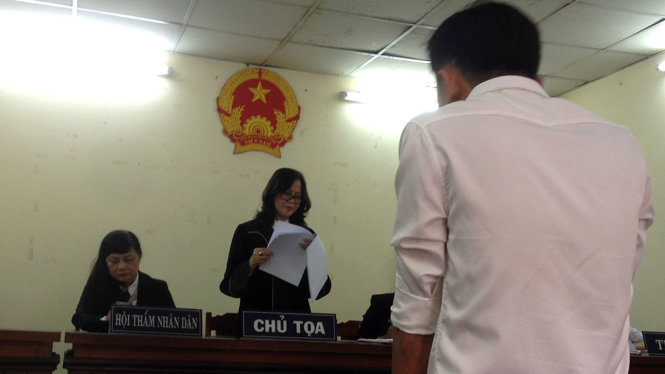 Các đương sự nghe tòa tuyên án ngày 7-4 - Ảnh: T.L.