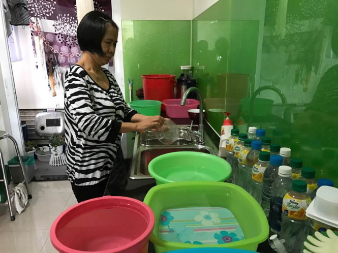 Người dân ở chung cư Thanh Đa View phải dùng xô, chậu, chai nhựa để trữ nước - Ảnh: Q.Khải