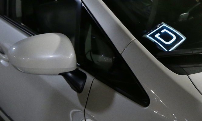 Các ứng dụng của Uber đã bị cấm tại Ý với lý do cạnh tranh không lành mạnh với dịch vụ taxi truyền thống - Ảnh: AP