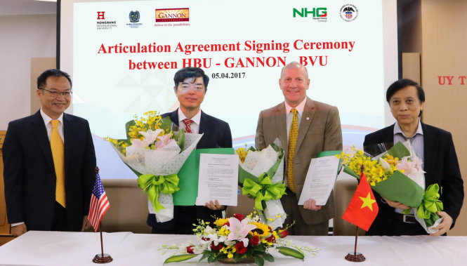 Từ trái qua TS Đinh Quang Nương - Phó Tổng giám đốc NHG PGS TS Thái Bá Cần - hiệu trưởng HBU TS Keith Taylor - hiệu trưởng ĐH Gannon GS TSKH