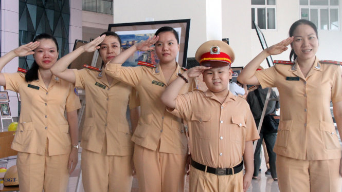 Chú lính chì dũng cảm Đỗ Tuấn Dũng thực hiện ước mơ làm CSGT với sự giúp đỡ của Phòng cảnh sát giao thông (công an Đà Nẵng) - Ảnh: Đoàn Cường
