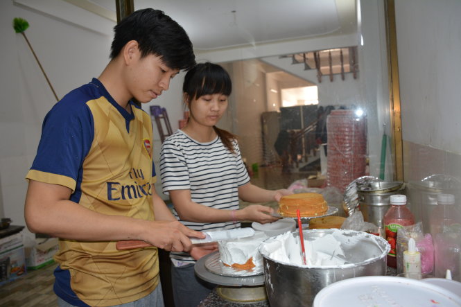 Hạnh phúc của Tâm và Phương ngọt ngào như chiếc bánh họ làm ra - Ảnh: TRẦN MAI