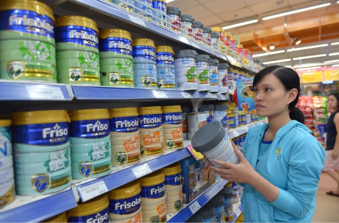 Nhiều bà nội trợ lo lắng với giá sữa trong thời gian tới - Ảnh: DUYÊN PHAN