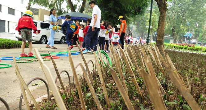 “Chông” sắc nhọn được cắm nghiêng ra vỉa hè - Ảnh HOÀNG BÁCH