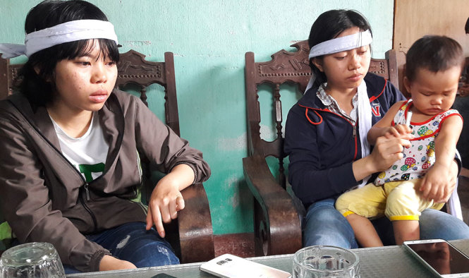 Ba chị em Sáng (Sáng là người bên phải bồng em) sớm mồ côi mẹ - Ảnh: VĂN ĐỊNH