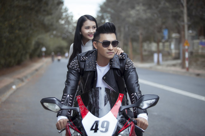 Ca sĩ Nguyễn Hồng Ân trong MV Người ngoài phố - Ảnh: Khắc Huy