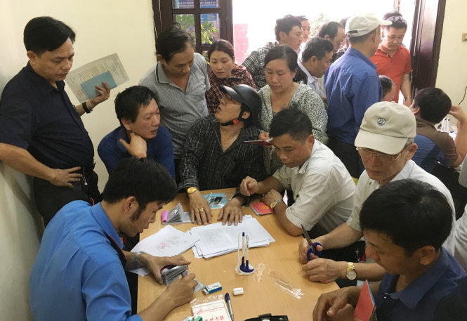 Người dân chen chúc làm thẻ miễn phí qua trạm Bến Thủy - Ảnh: DOÃN HÒA