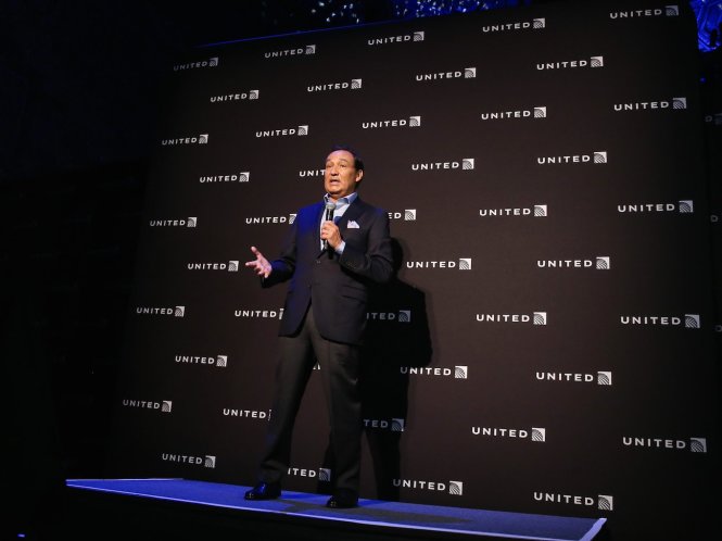 Tổng giám đốc điều hành hãng bay United Airlines, ông Oscar Munoz - Ảnh: AP