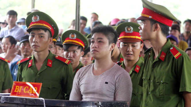 Bị cáo Châu Minh Nhân trước tòa ngày 12-4 - Ảnh: ĐÔNG HÀ