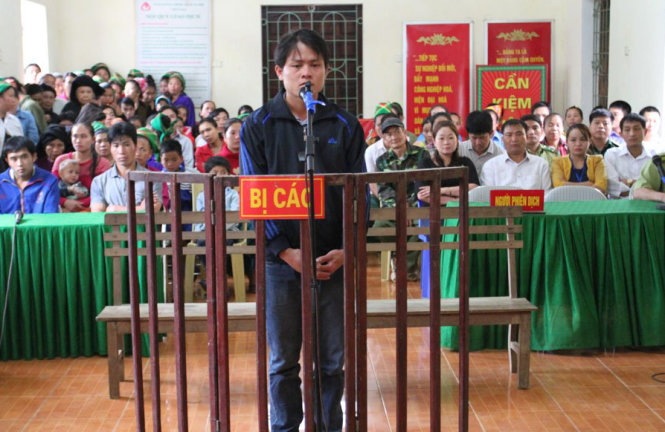 cáo Vi Văn Hoài tại phiên tòa ngày 12-4 - Ảnh: HUY QUỐC