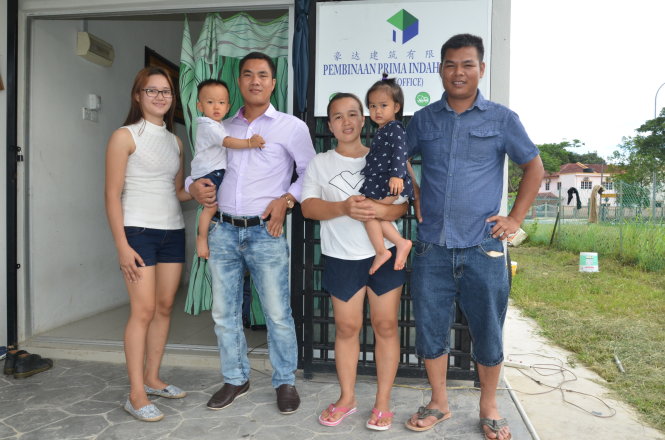 Vợ con của hai anh em Lê Thanh Nghị (thứ hai từ trái) và Lê Tiến Sỹ tại văn phòng Tập đoàn xây dựng Pembinaan Prima Indah ở Kapar, TP Klang - Ảnh: Quỳnh Trung