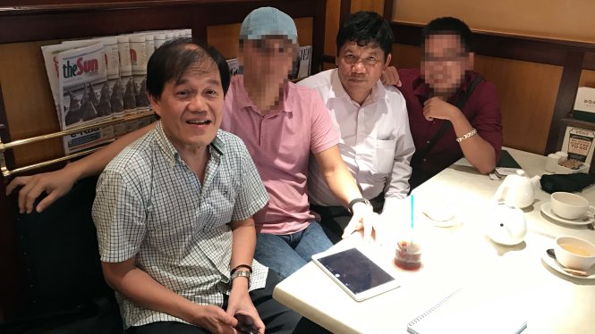 Luật sư Teh Poh Teik (bìa trái) và ông Đoàn Văn Thạnh (thứ hai từ phải sang) trong cuộc gặp chiều 11-4 - Ảnh: CPV