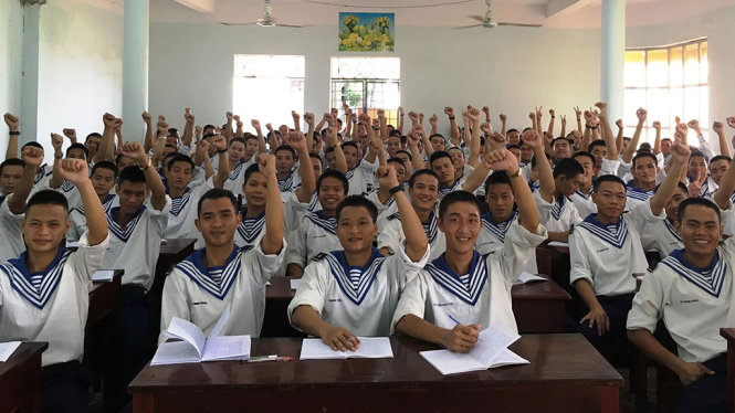 Các đoàn viên chiến sĩ trẻ thể hiện quyết tâm bảo vệ biển đảo trong một buổi học tập chính trị - Ảnh: MAI THẮNG