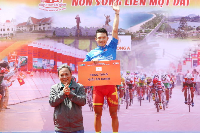 Thanh Tùng tạm giành được áo xanh Cúp truyền hình TP.HCM. Ảnh Văn Thuận