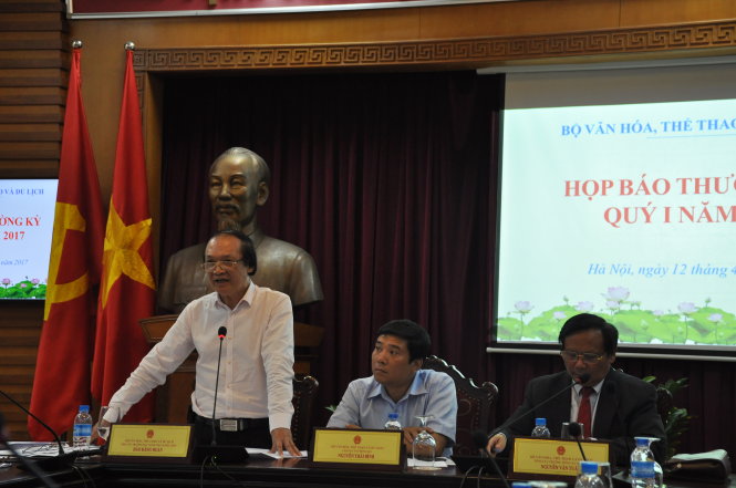 Ông Đào Đăng Hoàn (đứng), cục phó Cục Nghệ thuật biểu diễn trả lời chất vấn của báo chí - Ảnh: V.V.TUÂN