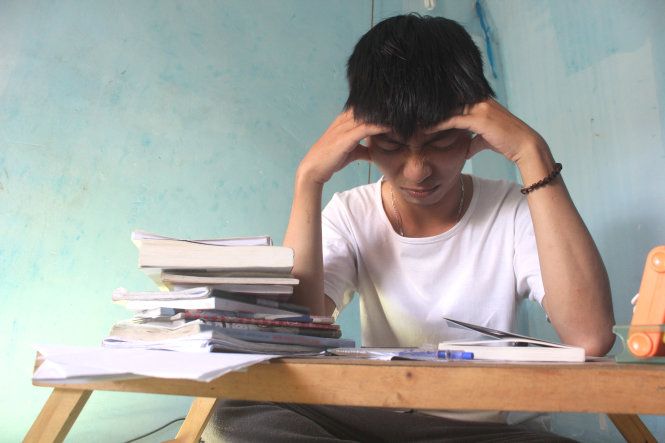 Những áp lực dồn nén trong học tập, công việc có thể là nguyên nhân gây “down mood“ (mất tinh thần) - Ảnh: Mạnh Khang