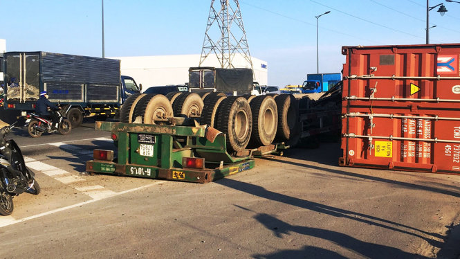 Hiện trường vụ lật container tại đoạn cua chân cầu Phú Hữu chiều 12-4 - Ảnh: LÊ PHAN