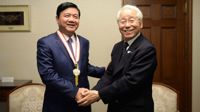 Thống đốc tỉnh HyogoToshizo Ido tiếp Bí thư Thành ủyBí thư Thành ủy TP.HCM Đinh La Thăng tại cuộc chào xã giao trước khi hội nghị diễn ra - Ảnh: THUẬN THẮNG