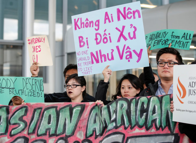 Người biểu tình phản đối hành xử của United Airlines ở Chicago ngày 11-4 - Ảnh: Reuters