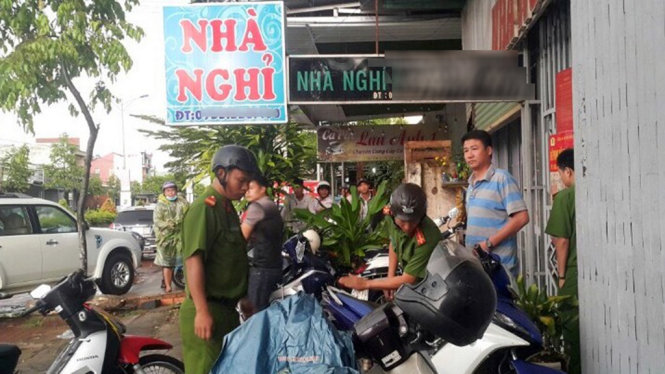 Công an khám nghiệm hiện trường nơi xảy ra vụ việc - Ảnh: P.T