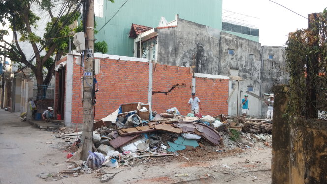 Lô đất trong hẻm đường Đinh Tiên Hoàng, Q.Hải Châu (TP Đà Nẵng) được tách ra rất nhiều lô, trong khi hạ tầng không đảm bảo - Ảnh: Hữu Khá
