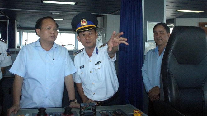 Đại tá Đỗ Hồng Đó - chính ủy Bộ Tư lệnh Cảnh sát biển 3 giới thiệu về Tàu Cảnh sát biển 8001 với ông Tất Thành Cang - phó bí thư thường trực Thành ủy TP.HCM - Ảnh: M.Phượng