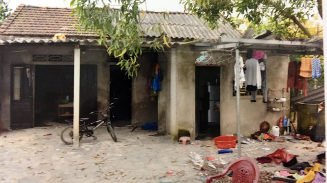 Nhà ông Nguyễn Văn Giáp - trưởng công an xã Thạch Bằng bị người dân đập phá rất nhiều tài sản - Ảnh: THẮNG DINH