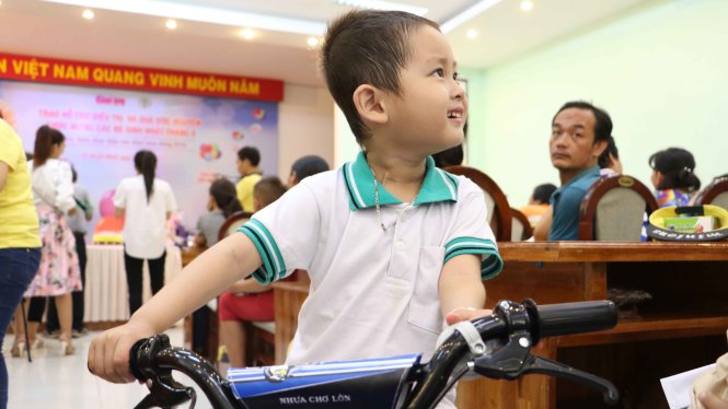 Bé Nguyễn Anh Khoa (5 tuổi) vui vẻ bên chiếc xe đạp được tặng trong chương trình “Ước mơ của Thúy” chiều 13-4 - Ảnh: Bình Minh