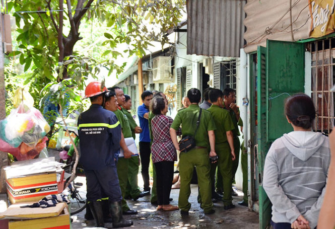 Cơ quan chức năng khám nghiệm hiện trường vụ nổ bình gas mini tại quận 7 sáng 14-4 - Ảnh: LÊ PHAN