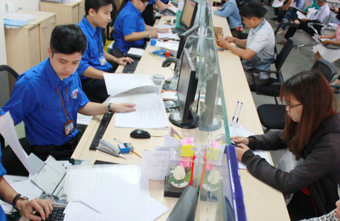 Tăng năng suất lao động để giảm sức ép lên quĩ lương. Trong ảnh: Cán bộ, công chức trẻ Sở Kế hoạch - đầu tư TP.HCM tham gia Ngày thứ bảy tình nguyện giải quyết thủ tục hành chính cho người dân - Ảnh: Q.L.