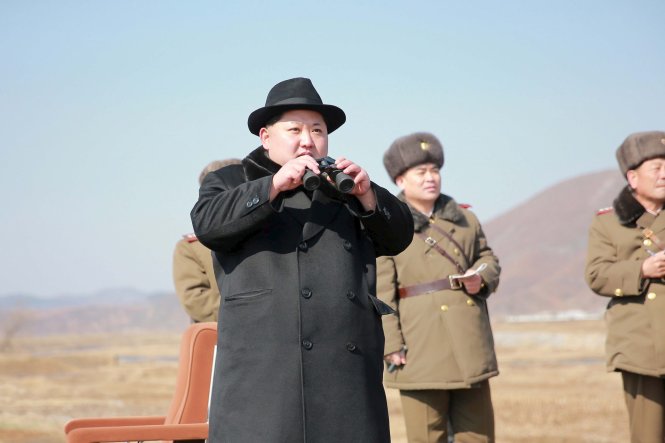 Nhà lãnh đạo CHDCND Triều Tiên Kim Jong Un thị sát một cuộc tập trận trên không của các phi công điều khiển chiến đấu cơ của Quân đội nhân dân CHDCND Triều Tiên tại Bình Nhưỡng - Ảnh: Reuters