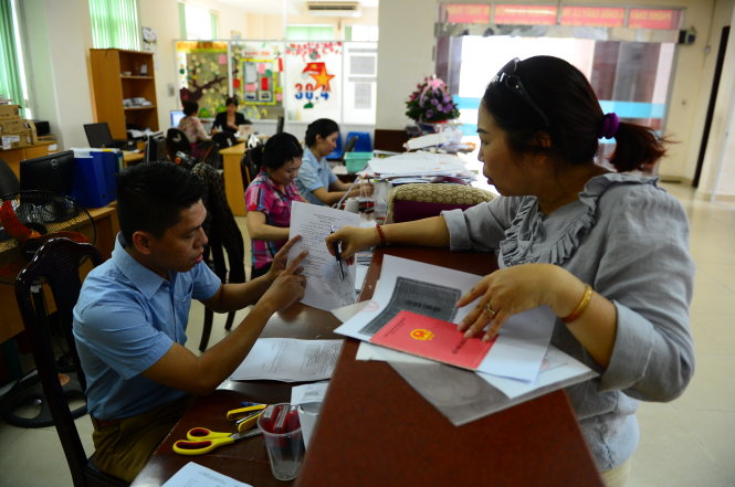 Người dân làm thủ tục đăng ký nhận lương hưu tại Bảo hiểm xã hội TP.HCM - Ảnh: QUANG ĐỊNH