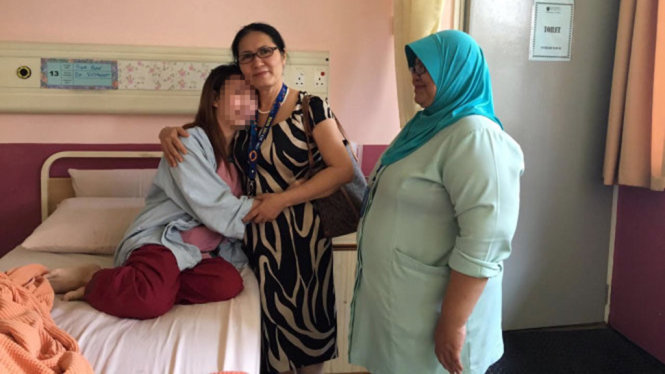 Bà Trần Thị Chang và cô B.T.P.T., người phụ nữ Việt khỏa thân ngoài đường phố ở Malaysia tháng 3-2017 - Ảnh: NVCC