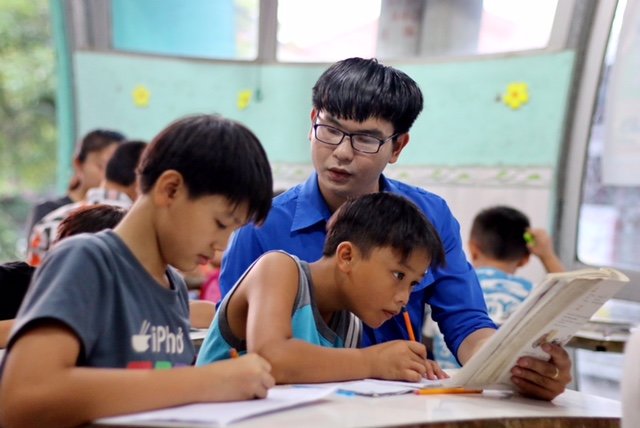 Lớp học chữ là nơi sẻ chia yêu thương của các bạn trẻ với gia đình những lao động nhập cư khó khăn - Ảnh: Ngọc Hiển