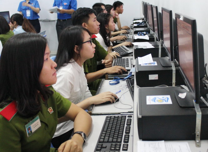 Một nữ sinh trường cảnh sát tập trung cho bài thi trực tuyến cá nhân - Ảnh: Q.L.