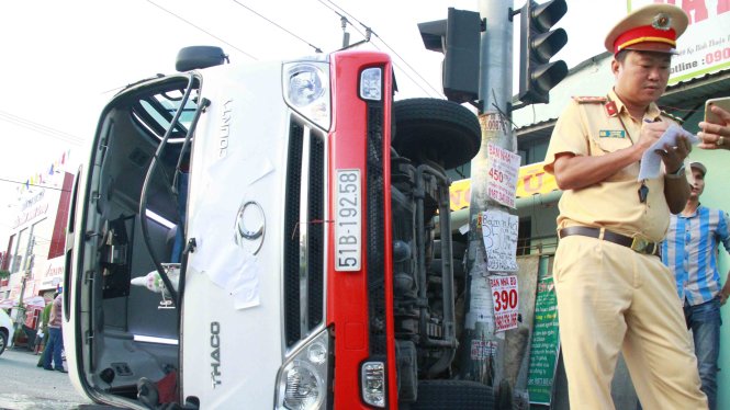 Chiếc xe khách bị lật ngang sau tai nạn - Ảnh: Xuân An