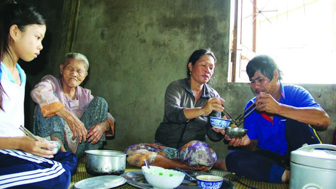Chị Vạn (thứ 2 từ phải sang) canh cánh mong muốn đưa chồng đi chữa bệnh mà chưa thành - Ảnh: Trần Mai