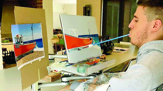 Henry Fraser - họa sĩ trẻ người Anh vẽ bằng miệng - Ảnh: Twitter của Henry Fraser