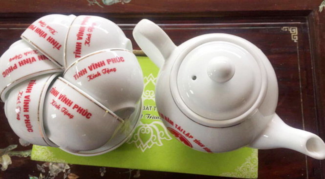 Bộ ấm chén làm quà tặng được tỉnh Vĩnh Phúc mua - Ảnh: Tùy Phong