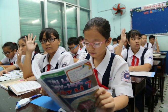 Học sinh lớp 7A1 Trường THCS Lê Quý Đôn, Q.3, TP.HCM trong giờ học môn vật lý với tài liệu dạy học vật lý do Sở GD-ĐT TP.HCM biên soạn - Ảnh: NHƯ HÙNG