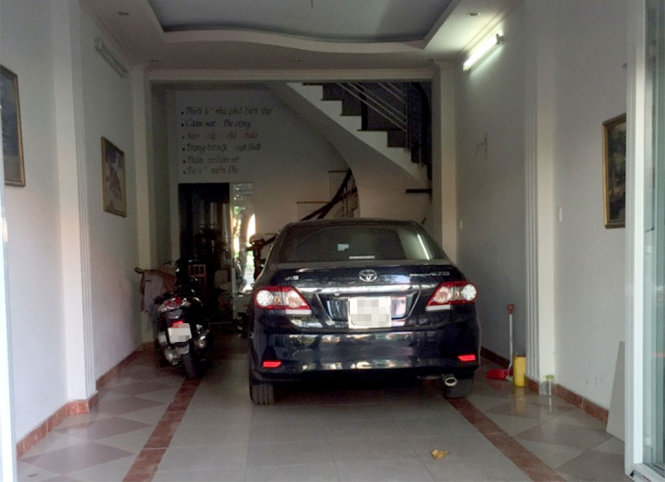 Khu vực nhà xe của ông T., - nơi bị ném vật thể nổ vào tối 16 – 4. (yêu cầu xóa biển số xe) - Ảnh CTV